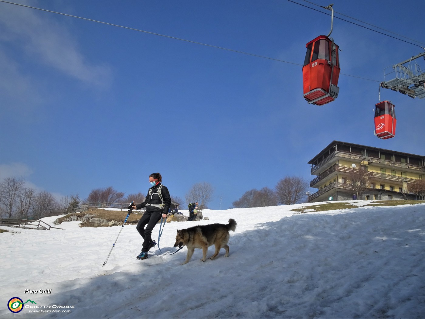 51 Scendiamo seguendo nel primo tratto la pista della funivia.JPG